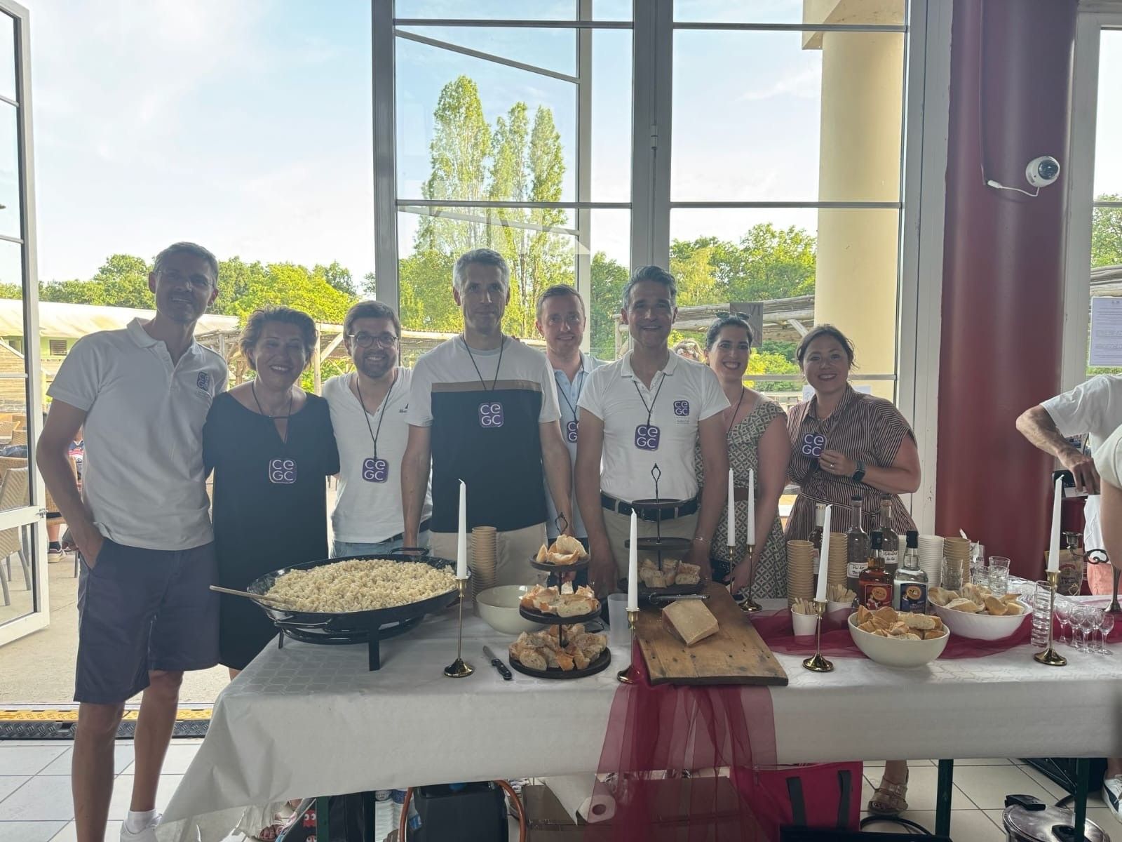 Image des collaborateurs CEGC derrière un buffet